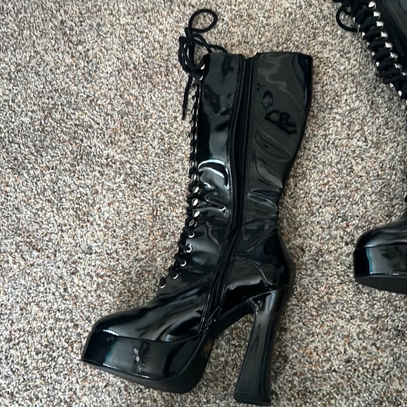 Black costume boots - Picture 2 of 4
